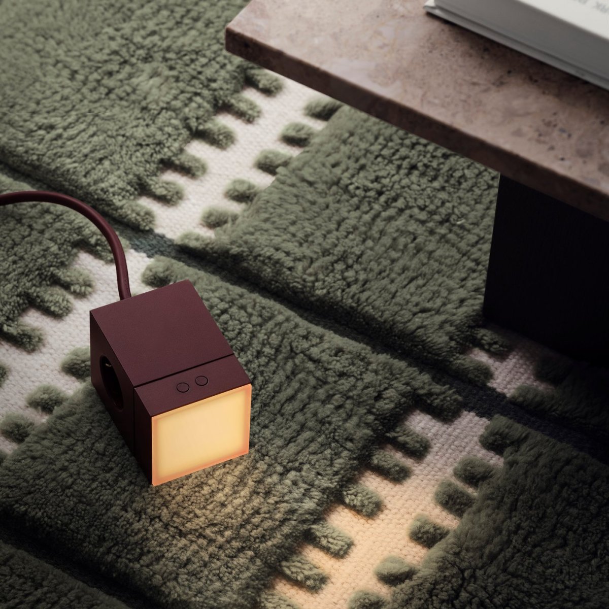 LAMP 1 - EU Bourgogne Van Avolt - Deze handige kleine lamp kan direct in het stopcontact (230V) worden gestoken en is perfect als nachtlampje of sfeerverlichting in de hal, slaapkamer of andere ruimtes waar u een zacht licht wilt.