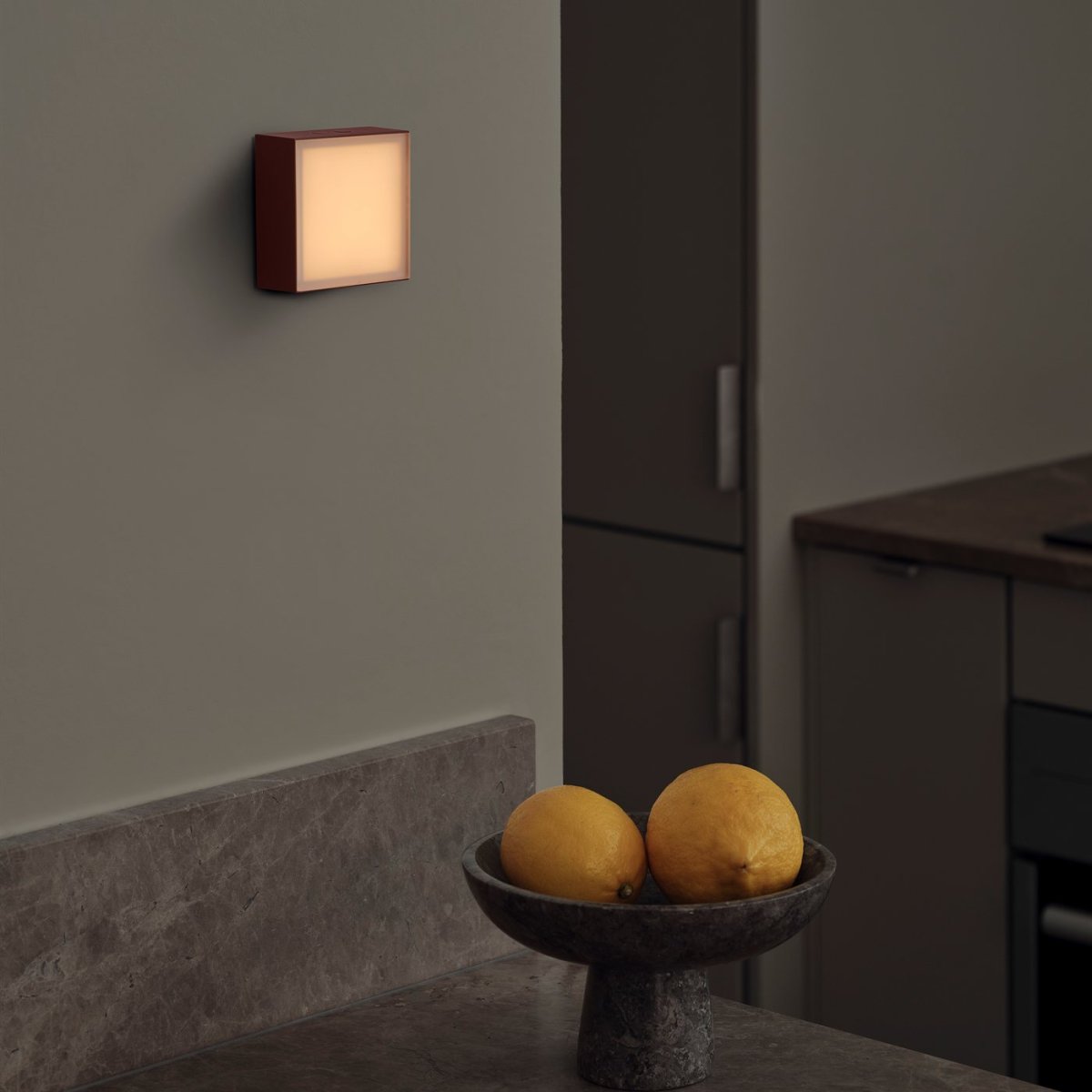 LAMP 1 - EU Bourgogne Van Avolt - Deze handige kleine lamp kan direct in het stopcontact (230V) worden gestoken en is perfect als nachtlampje of sfeerverlichting in de hal, slaapkamer of andere ruimtes waar u een zacht licht wilt.