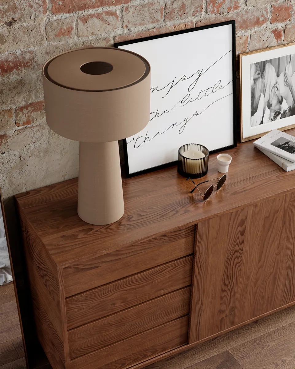 Linum 50cm Beige tafellamp Van By Rydéns - De linnen stof zorgt voor een warm en aangenaam licht, terwijl de ingebouwde anti-verblindingsbescherming een zachte lichtverspreiding garandeert en een gezellige sfeer in de kamer cre&euml;ert.