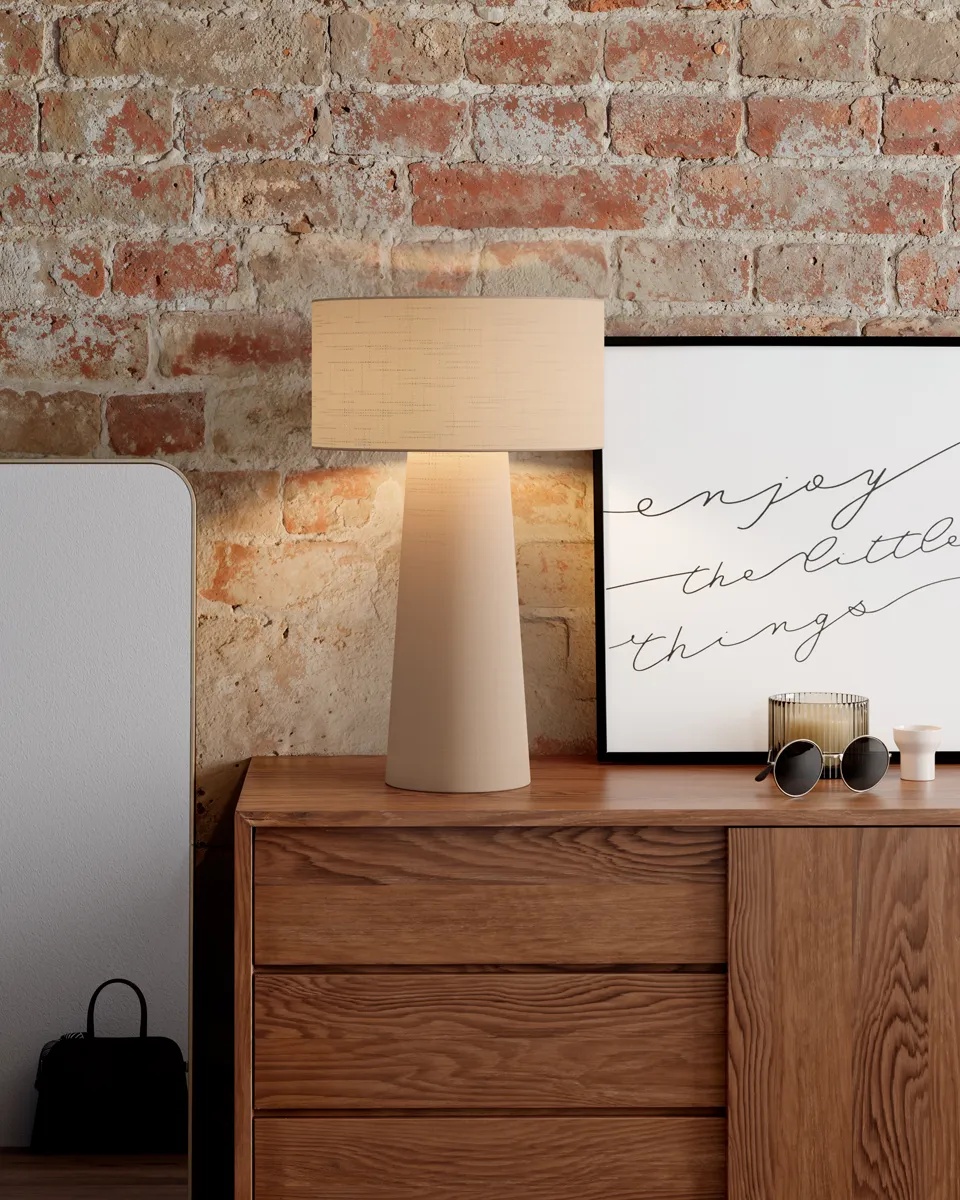 Linum 50cm Beige tafellamp Van By Rydéns - De linnen stof zorgt voor een warm en aangenaam licht, terwijl de ingebouwde anti-verblindingsbescherming een zachte lichtverspreiding garandeert en een gezellige sfeer in de kamer cre&euml;ert.