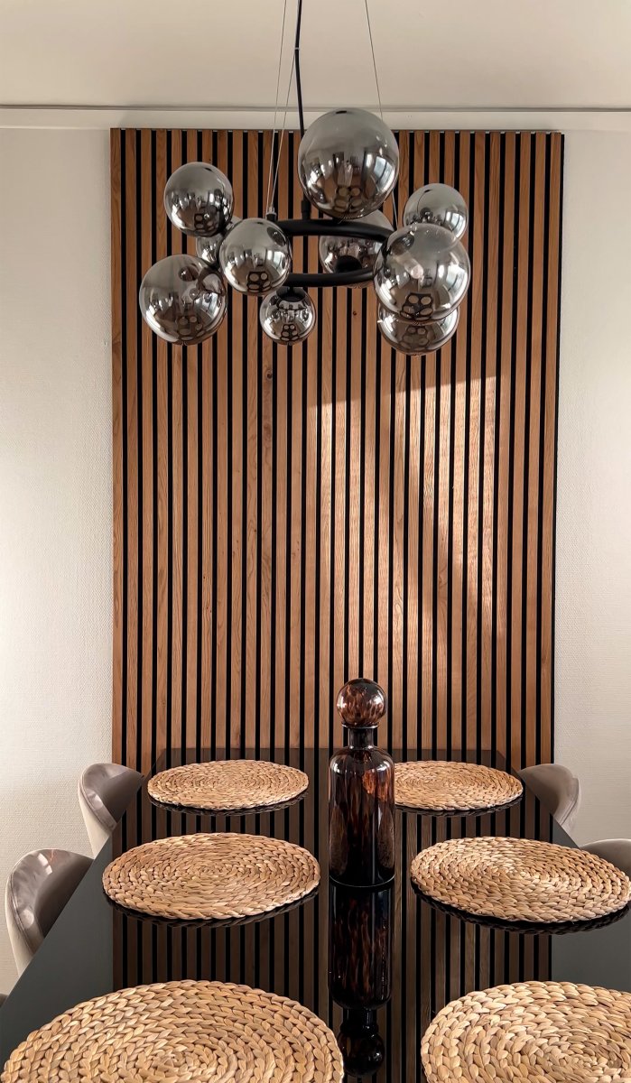 Molekyl Ø50 Rookgrijs hanglamp Van Aneta Lighting - Met zijn rookglazen kappen die als moleculen rond een zwart metalen frame zweven, verspreidt hij een zacht en aangenaam licht in de kamer.