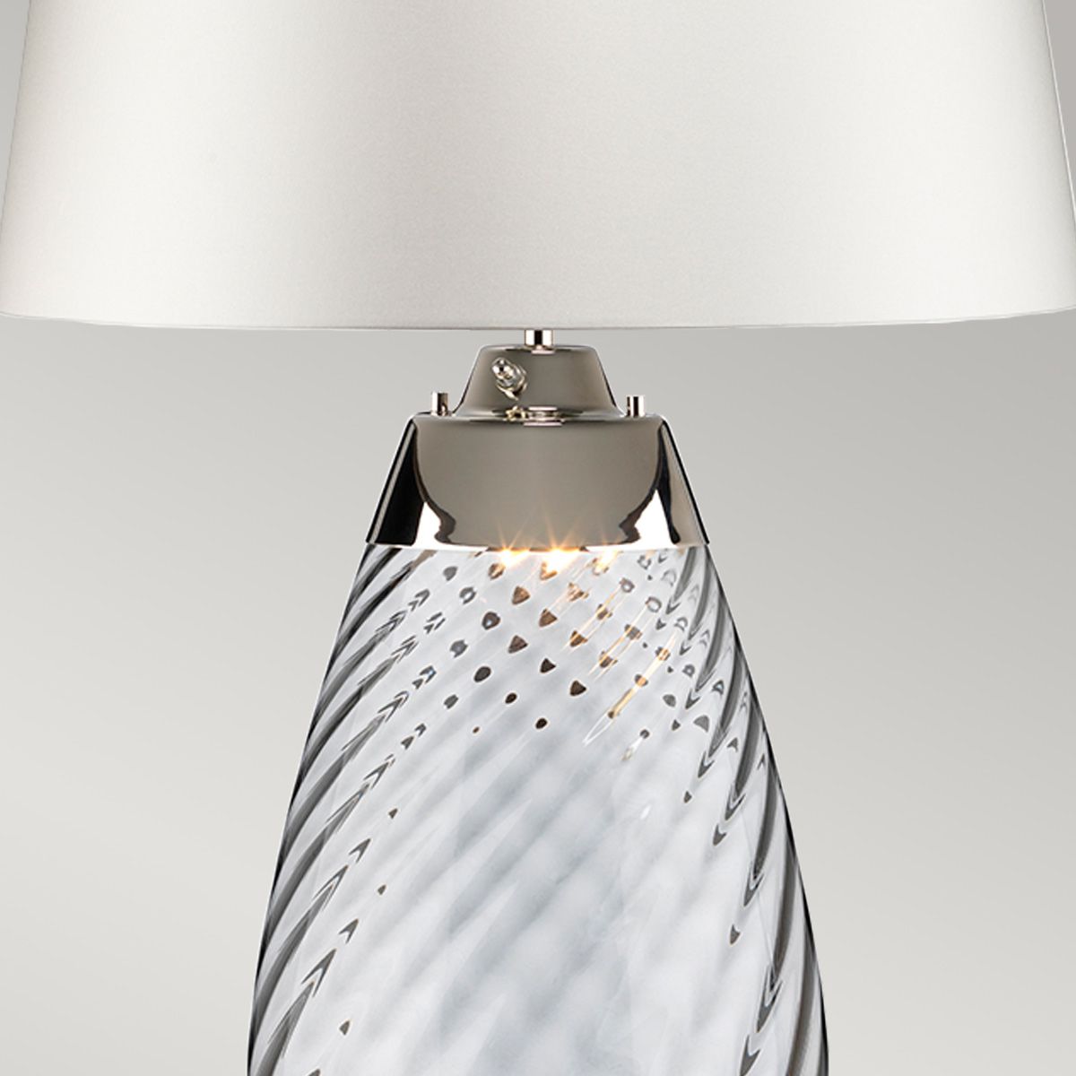 Lena 74cm Wit/rook tafellamp Van Elstead Lighting - Sk&auml;rmen &auml;r av satinmjuk textil i en offwhite f&auml;rg med en matt silverlaminerad insida.