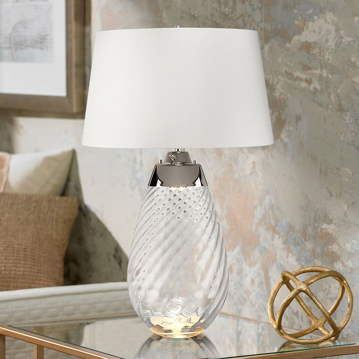 Lena 74cm Wit/rook tafellamp Van Elstead Lighting - Sk&auml;rmen &auml;r av satinmjuk textil i en offwhite f&auml;rg med en matt silverlaminerad insida.