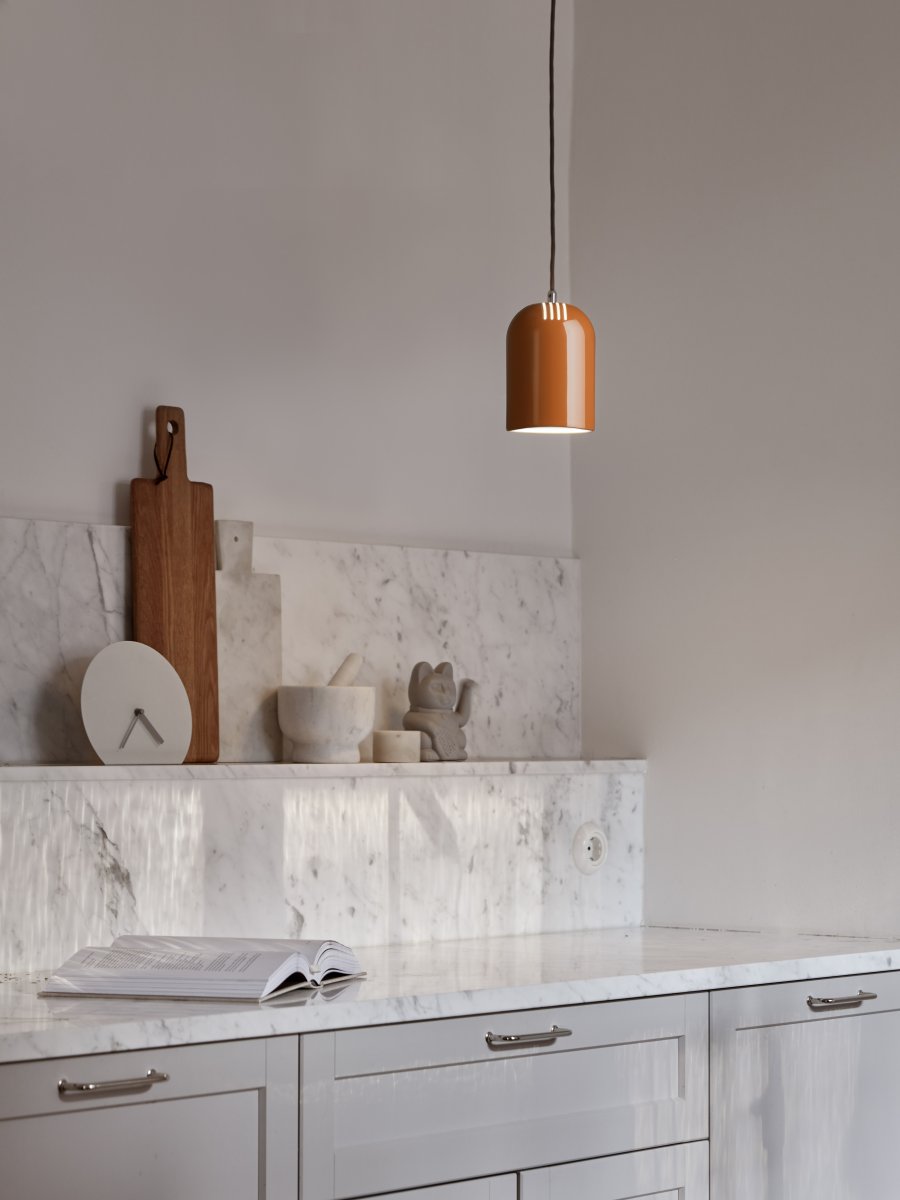 Lennon Ø12 Donker oranje raamlamp Van CO Bankeryd - De lamp kan alleen boven een werkblad in de keuken, voor een raam of in een groep boven de eettafel worden gehangen.