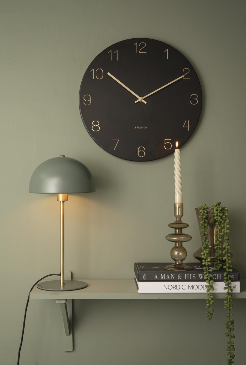 Bonnet 40cm Groente tafellamp Van Leitmotiv - De gedempte groene kap in combinatie met elegante messing details zorgt voor een stijlvolle en trendy look, terwijl de lamp een warm en aangenaam licht verspreidt.