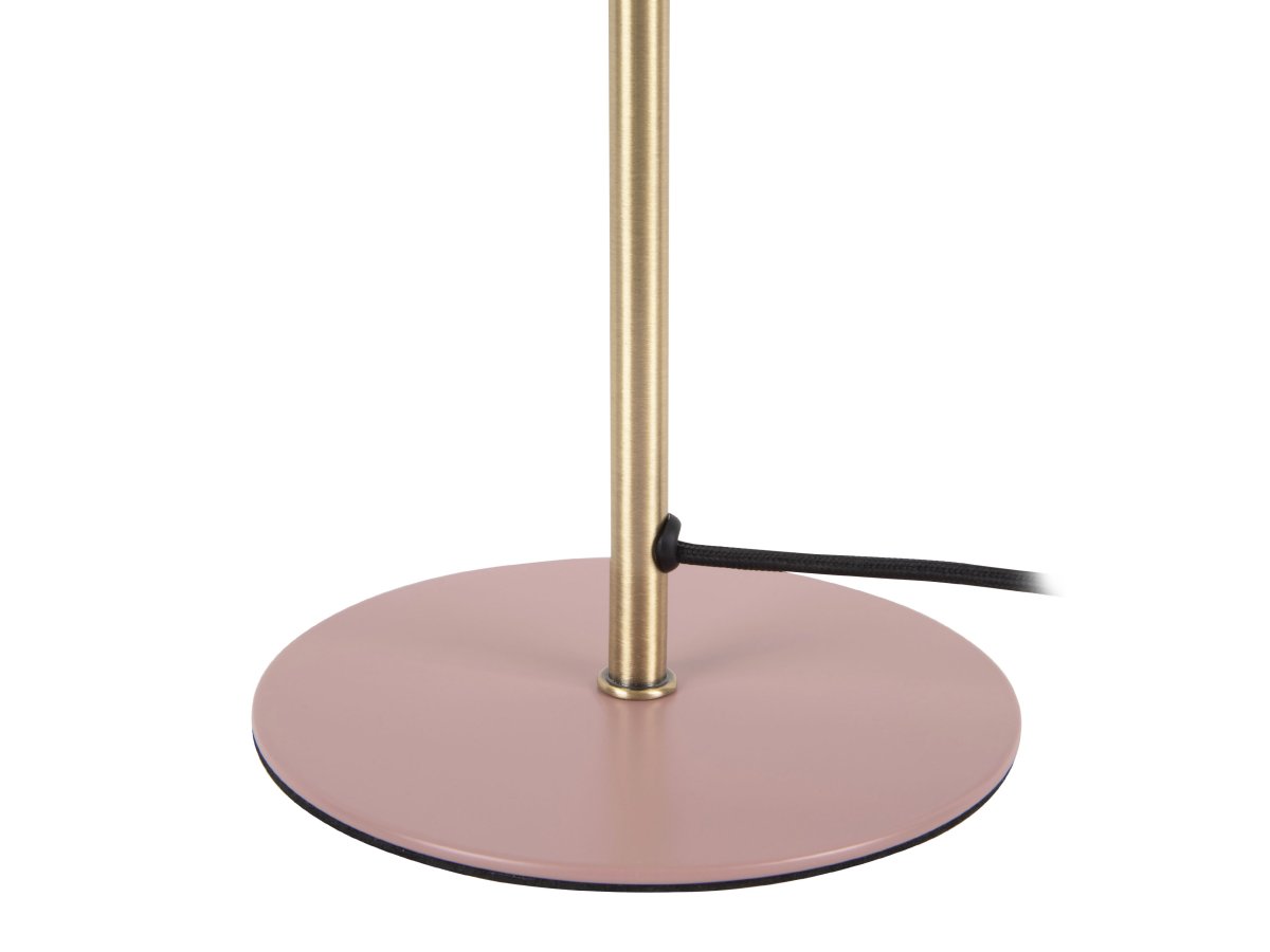 Bonnet 40cm Roze tafellamp Van Leitmotiv - De poederroze kap in combinatie met elegante messing details zorgt voor een stijlvolle en trendy look, terwijl de lamp een warm en aangenaam licht verspreidt.