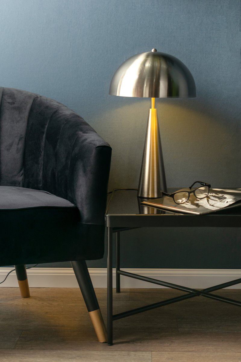 Sublime 50cm Geborsteld staal tafellamp Van Leitmotiv - De kap zorgt voor een niet-verblindend licht en verspreidt het licht aangenaam naar beneden, waardoor de lamp perfect is als sfeerverlichting in de woonkamer.