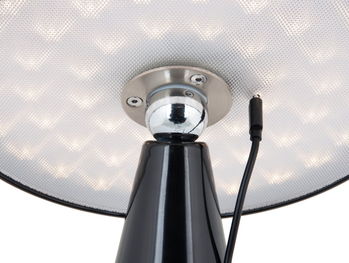Phoebe LED 26cm Zwart Draagbare Van Leitmotiv - De lamp is in 3 stappen dimbaar via de aanraakknop op het scherm en geeft tot 8 uur licht na een volledige lading.