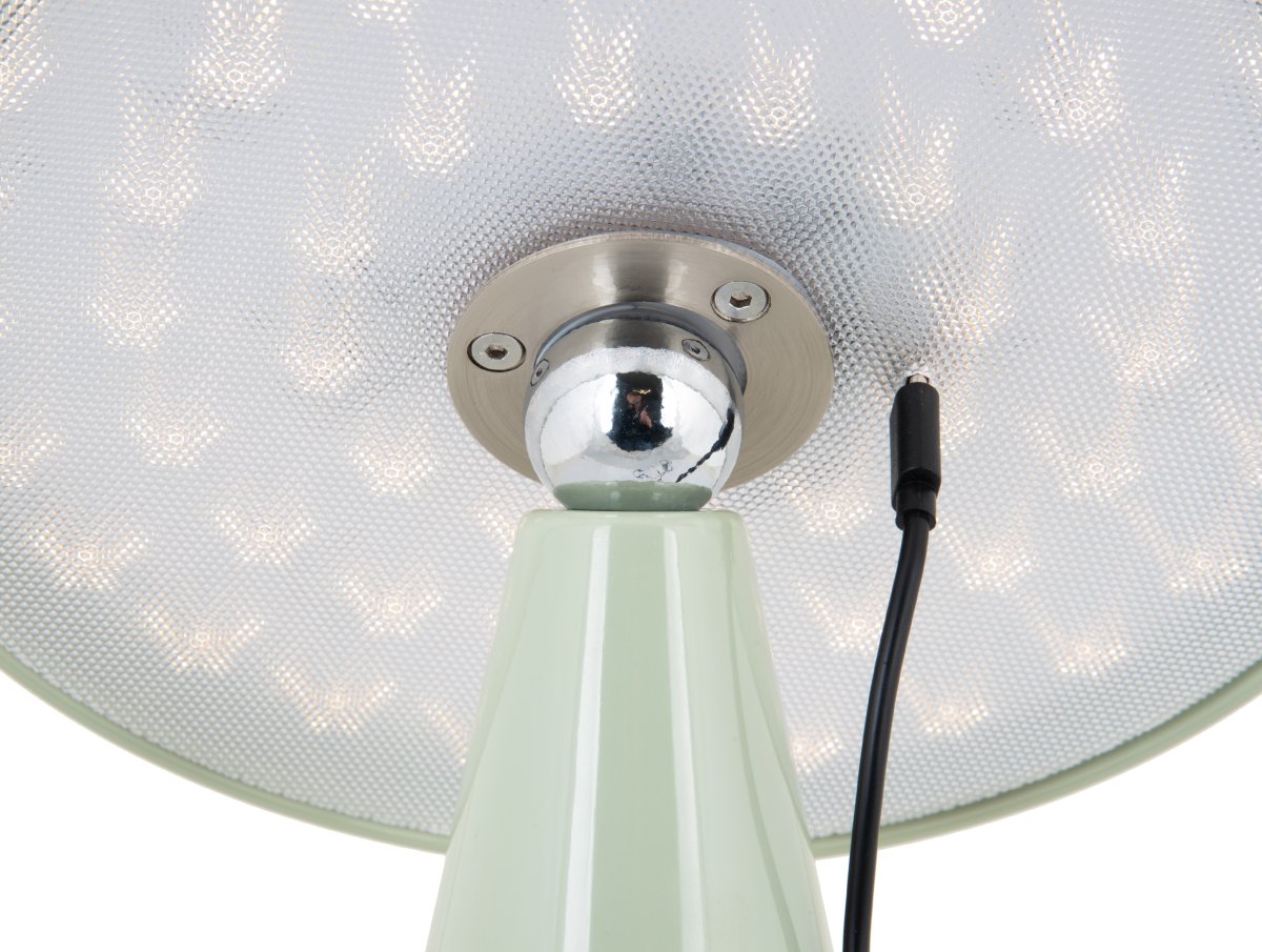 Phoebe LED 26cm Groente Draagbare Van Leitmotiv - De lamp is in 3 stappen dimbaar via de aanraakknop op het scherm en geeft tot 8 uur licht na een volledige lading.