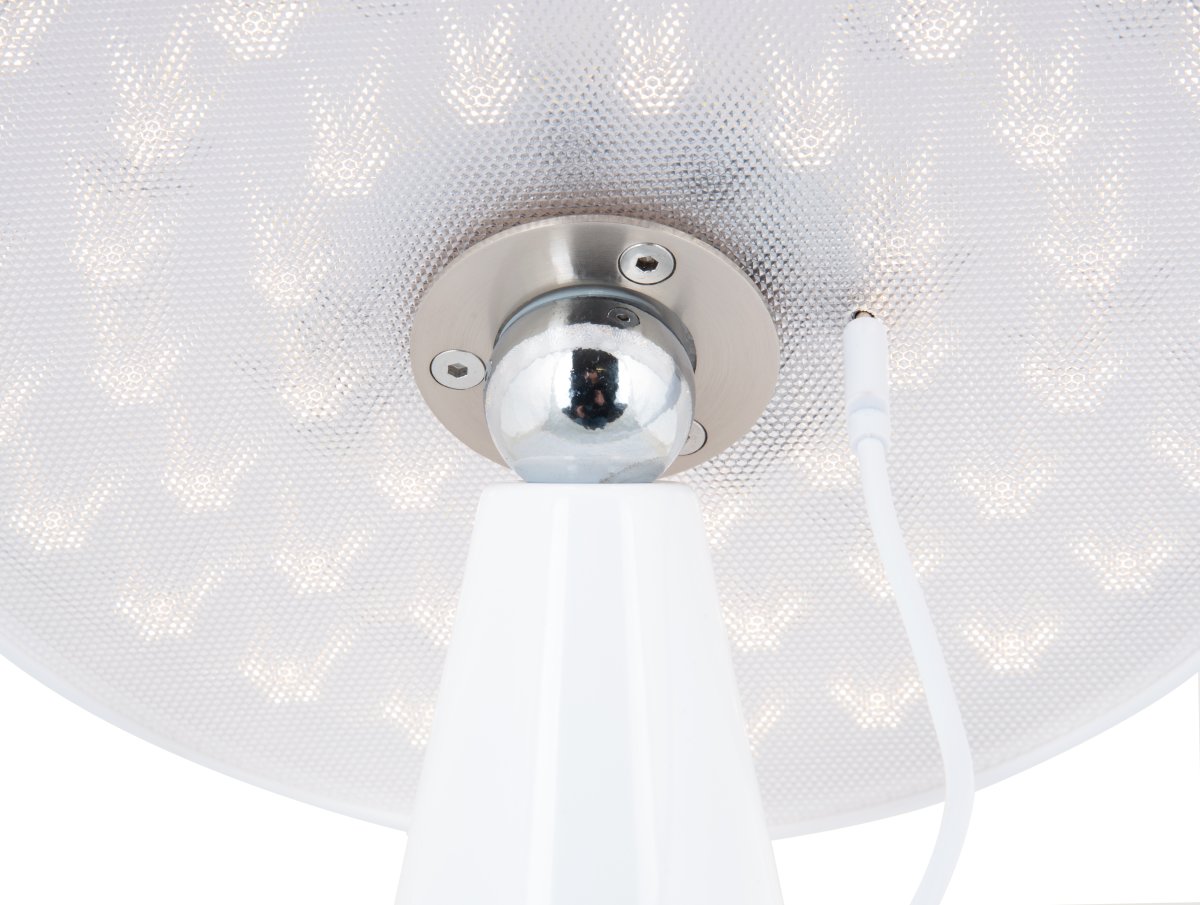 Phoebe LED 26cm Wit Draagbare Van Leitmotiv - De lamp is in 3 stappen dimbaar via de aanraakknop op het scherm en geeft tot 8 uur licht na een volledige lading.