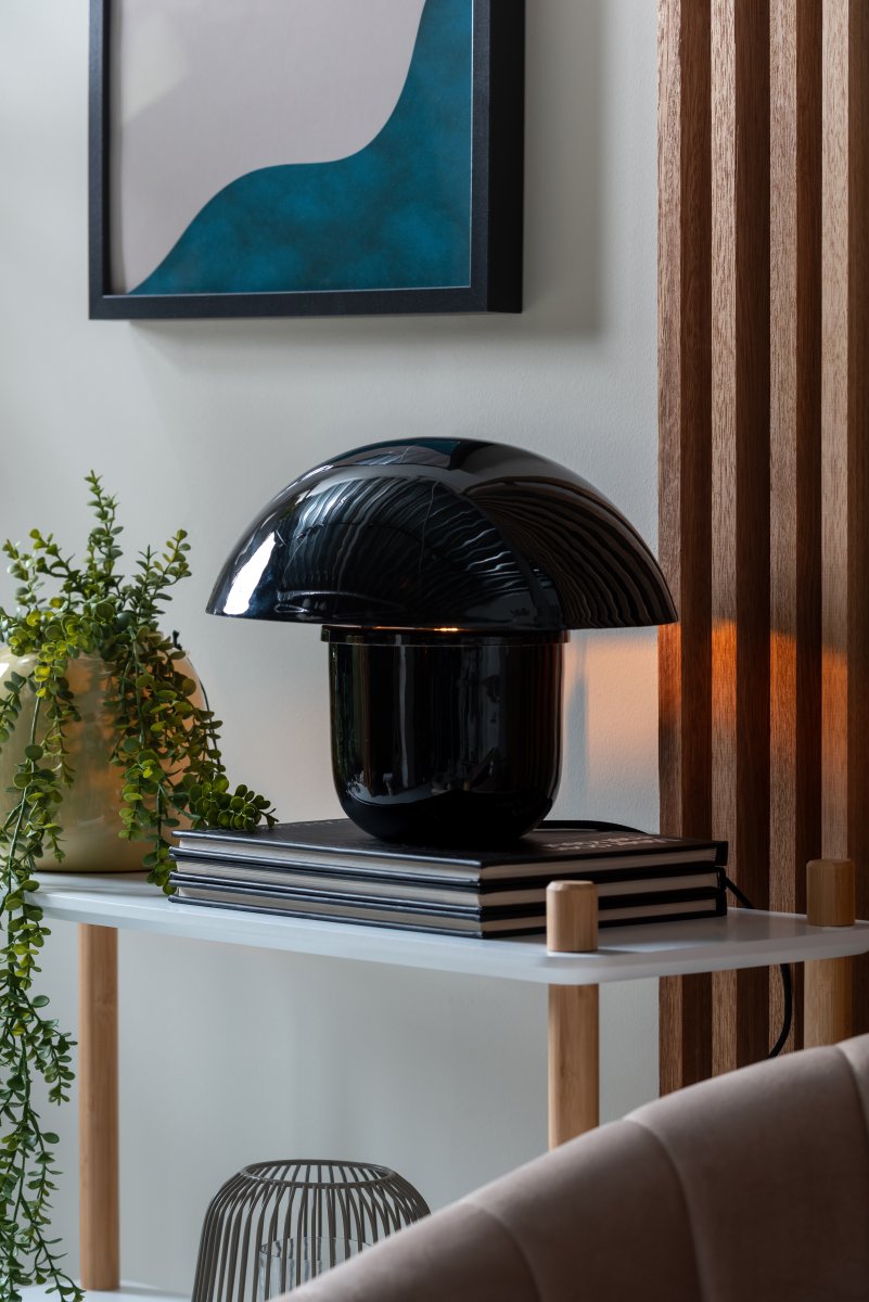 Mushroom 25cm Zwart tafellamp Van Leitmotiv - De lampenkap zorgt voor een niet-verblindend licht en richt het licht naar beneden, wat een aangename en sfeervolle verlichting creëert.