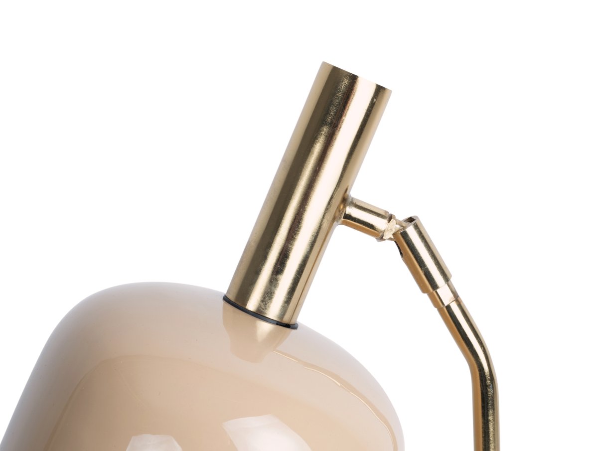 Smart 56cm Beige bureaulamp Van Leitmotiv - De glanzende, geëmailleerde afwerking in een zachte beige tint, samen met elegante gouden details, geeft de lamp een unieke en opvallende look.