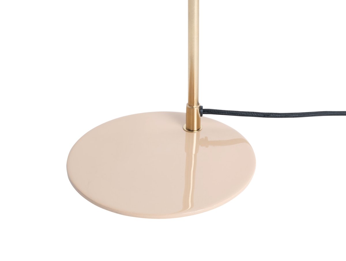 Smart 56cm Beige bureaulamp Van Leitmotiv - De glanzende, geëmailleerde afwerking in een zachte beige tint, samen met elegante gouden details, geeft de lamp een unieke en opvallende look.