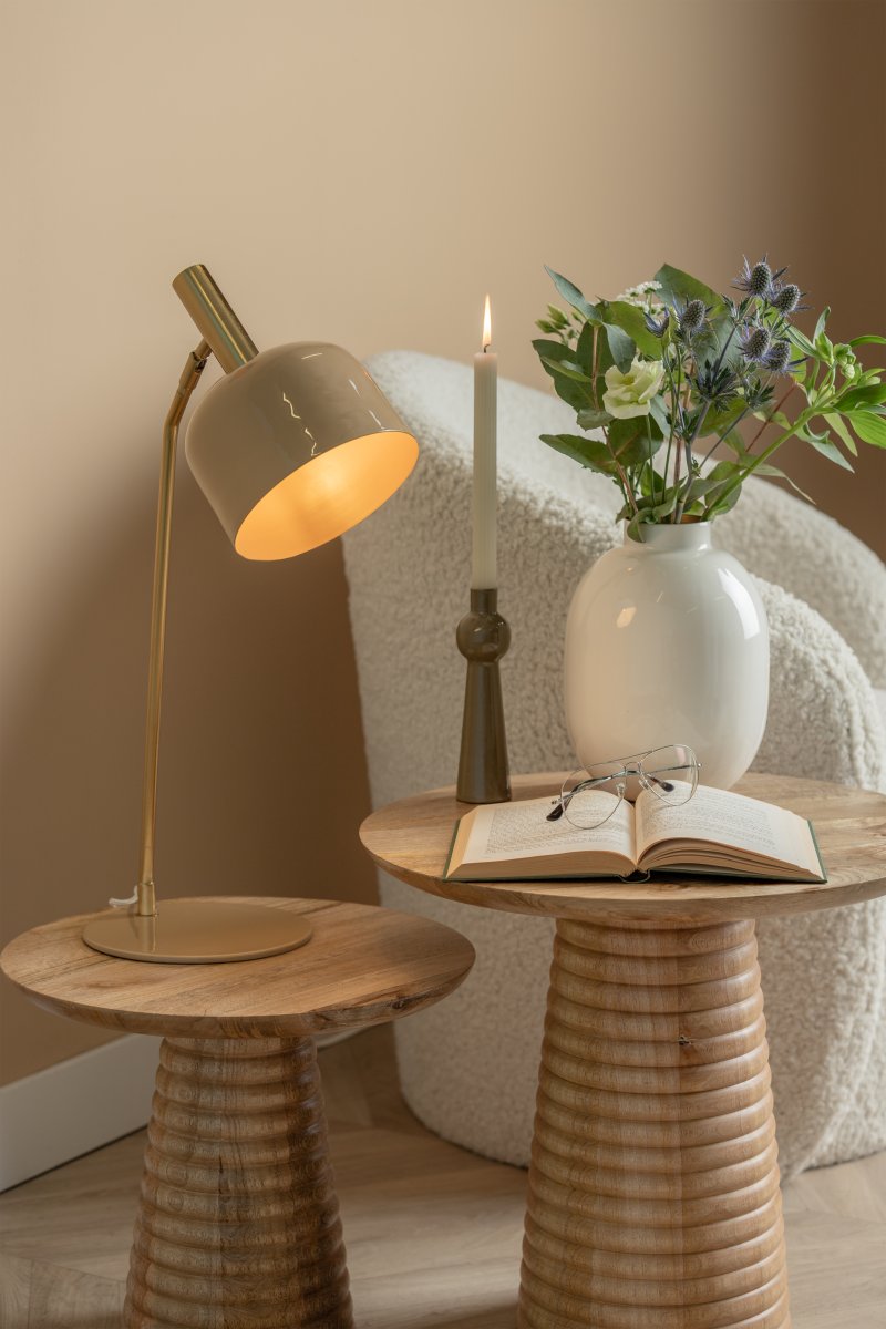 Smart 56cm Beige bureaulamp Van Leitmotiv - De glanzende, geëmailleerde afwerking in een zachte beige tint, samen met elegante gouden details, geeft de lamp een unieke en opvallende look.