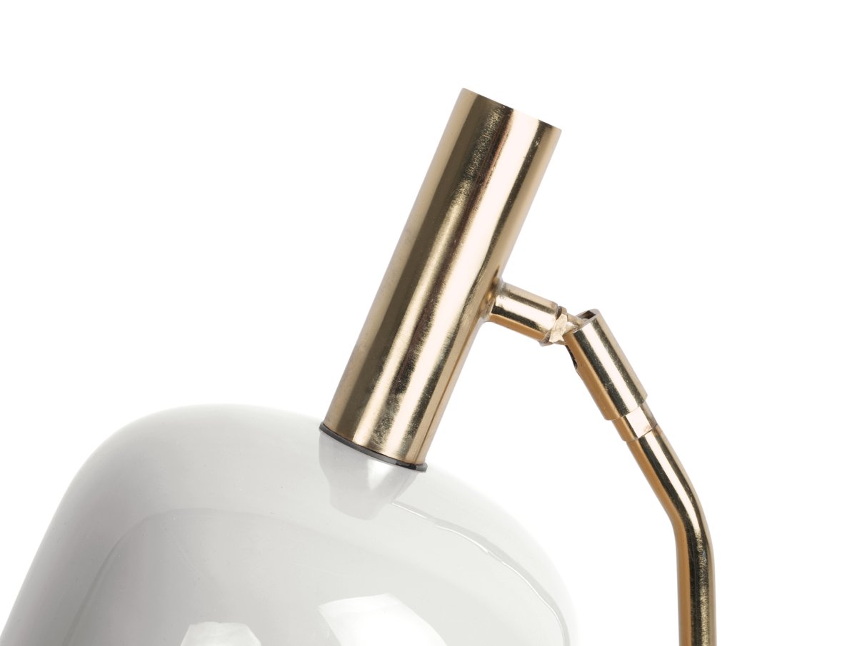 Smart 56cm Wit bureaulamp Van Leitmotiv - De glanzende, geëmailleerde witte afwerking in combinatie met elegante gouden details geeft de lamp een unieke en opvallende look.