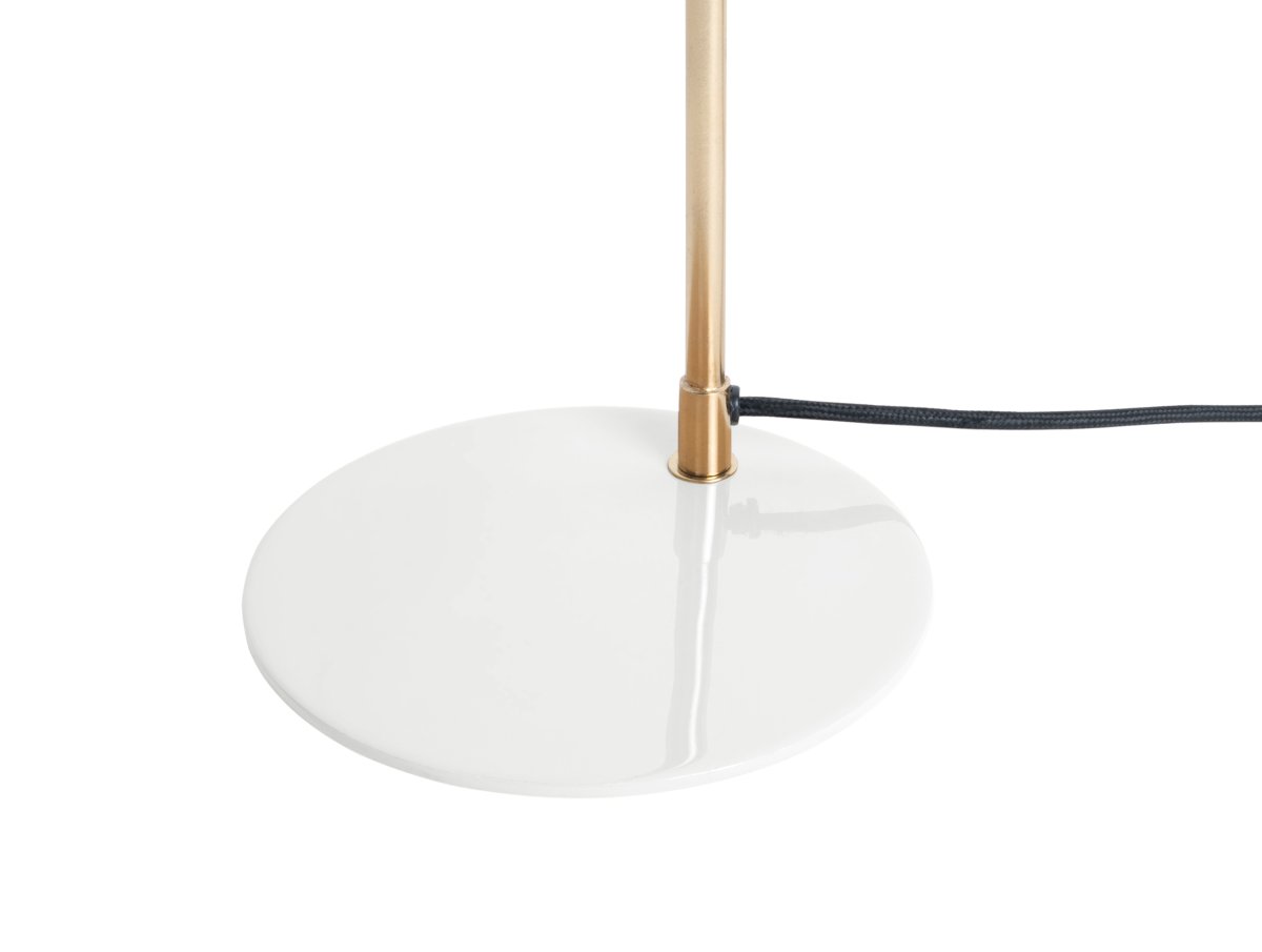 Smart 56cm Wit bureaulamp Van Leitmotiv - De glanzende, geëmailleerde witte afwerking in combinatie met elegante gouden details geeft de lamp een unieke en opvallende look.