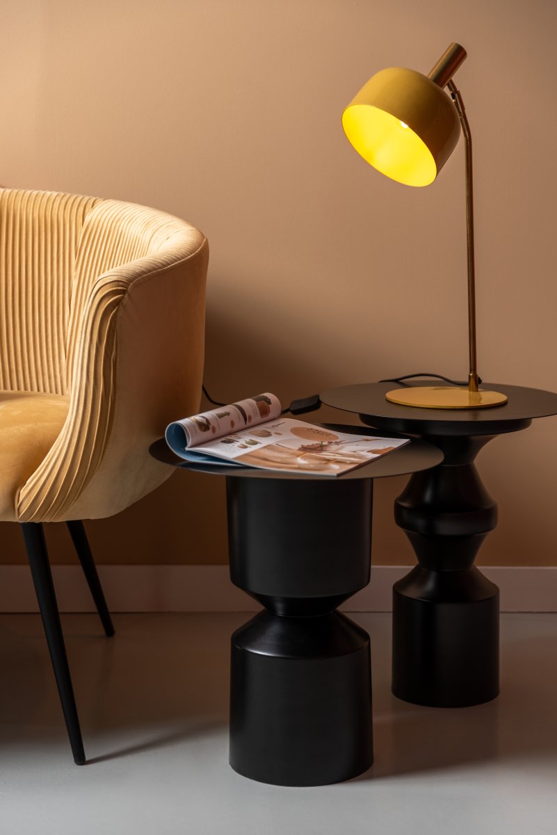 Smart 56cm Geel bureaulamp Van Leitmotiv - De glanzende, geëmailleerde afwerking in een honinggele tint, samen met elegante gouden details, geeft de lamp een unieke en opvallende look.