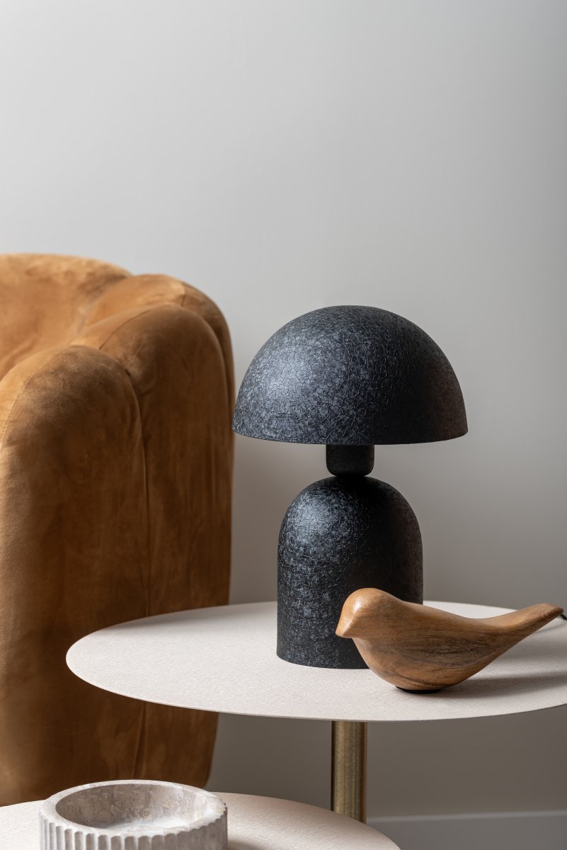 Boaz Mini 30cm Zwart tafellamp Van Leitmotiv - De zwarte afwerking heeft een gestructureerd, bijna keramisch oppervlak dat de lamp een zachte en levendige uitstraling geeft.