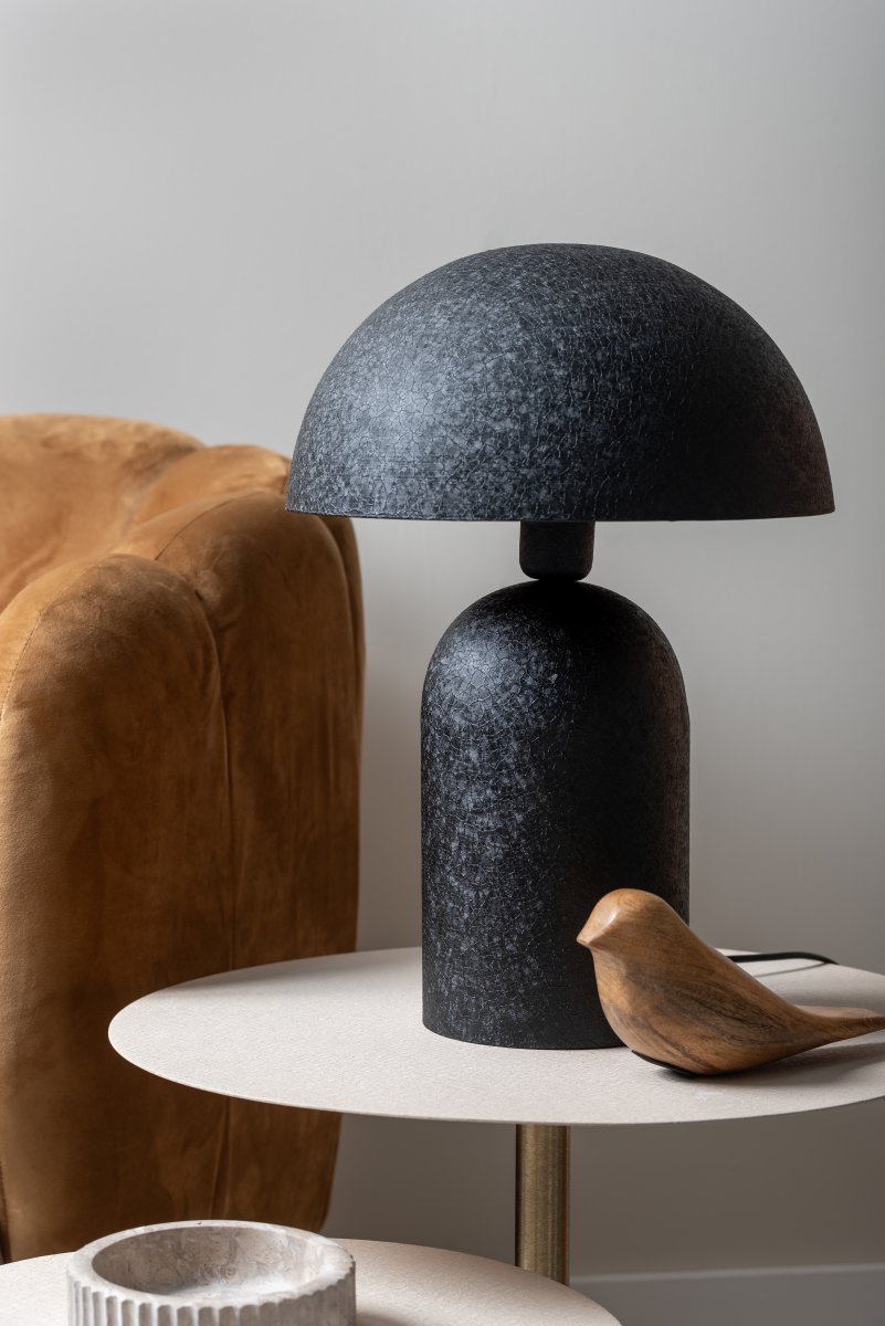 Boaz 43cm Zwart tafellamp Van Leitmotiv - De zwarte afwerking heeft een gestructureerd, bijna keramisch oppervlak dat de lamp een zachte en levendige uitstraling geeft.