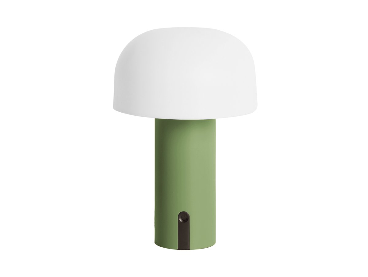 Luca LED 22cm Groente Draagbare Van Leitmotiv - De lamp is gemaakt van metaal met een matte groene afwerking en heeft een melkwitte plastic kap die een zacht en aangenaam licht verspreidt.
