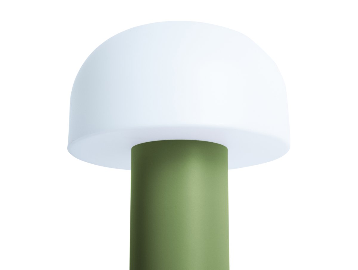 Luca LED 22cm Groente Draagbare Van Leitmotiv - De lamp is gemaakt van metaal met een matte groene afwerking en heeft een melkwitte plastic kap die een zacht en aangenaam licht verspreidt.