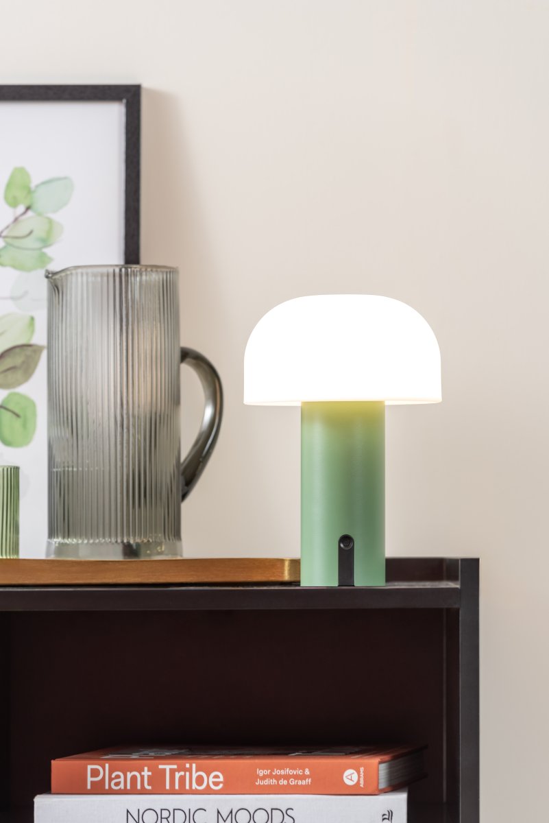 Luca LED 22cm Groente Draagbare Van Leitmotiv - De lamp is gemaakt van metaal met een matte groene afwerking en heeft een melkwitte plastic kap die een zacht en aangenaam licht verspreidt.