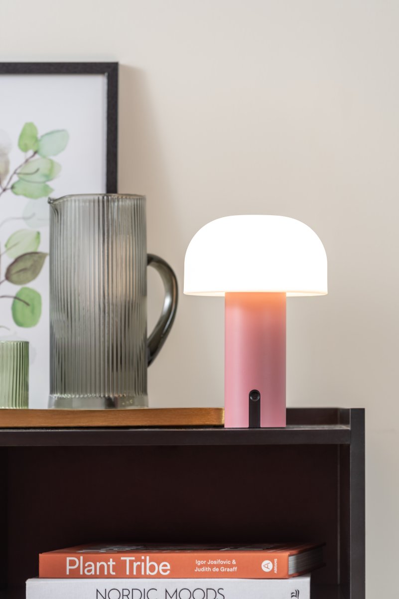 Luca LED 22cm Roze Draagbare Van Leitmotiv - De lamp is gemaakt van metaal met een mooie roze afwerking en heeft een melkwitte plastic kap die een zacht en aangenaam licht verspreidt.