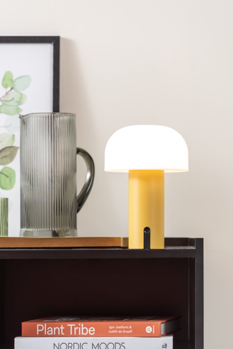 Luca LED 22cm Geel Draagbare Van Leitmotiv - De lamp is gemaakt van metaal met een warme gele afwerking en heeft een melkwitte plastic kap die een zacht en aangenaam licht verspreidt.