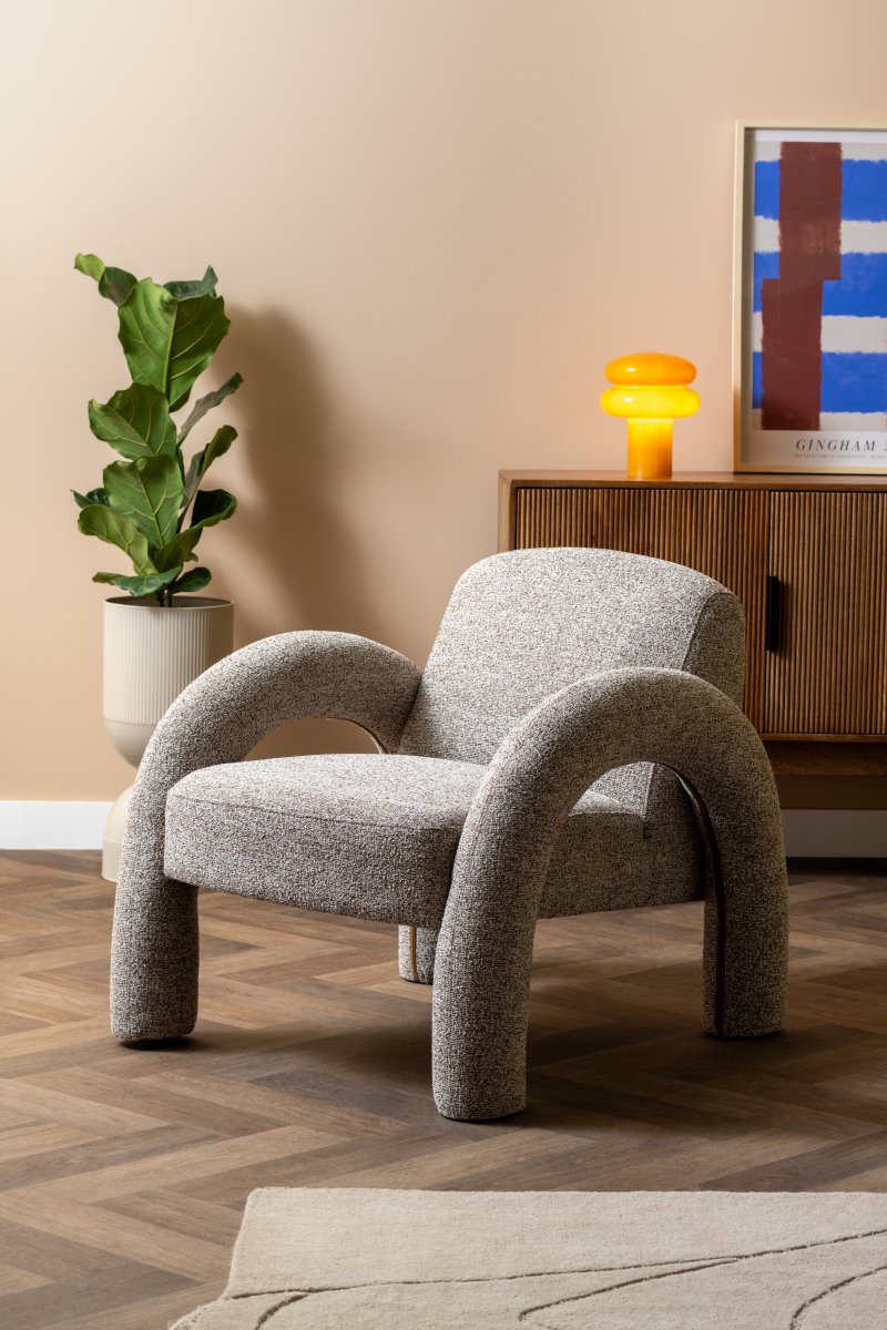 Incesante 24cm Geel tafellamp Van Leitmotiv - Incesante is een sculpturale tafellamp, volledig gemaakt van glas, met een diepgele kap die een warm en sfeervol licht verspreidt.