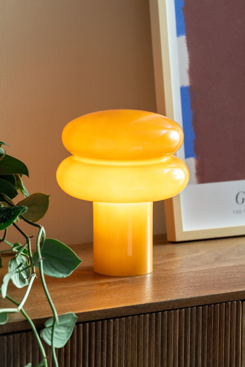Incesante 24cm Geel tafellamp Van Leitmotiv - Incesante is een sculpturale tafellamp, volledig gemaakt van glas, met een diepgele kap die een warm en sfeervol licht verspreidt.