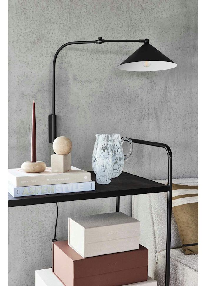 Kasa 60cm Zwart wandlamp Van OYOY - Door de elegante vorm past de lamp in elk interieur en geeft hij de kamer karakter en stijl.