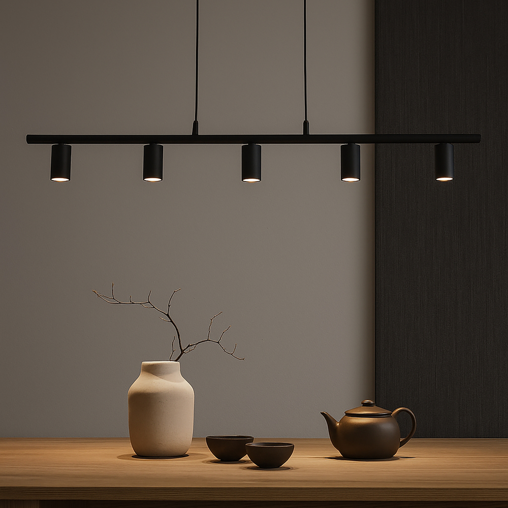 Lucy 115cm Matzwart hanglamp Van Belid - Lucy is een moderne lineaire hanglamp met 5 spots, speciaal ontworpen om boven een aanrecht te plaatsen.