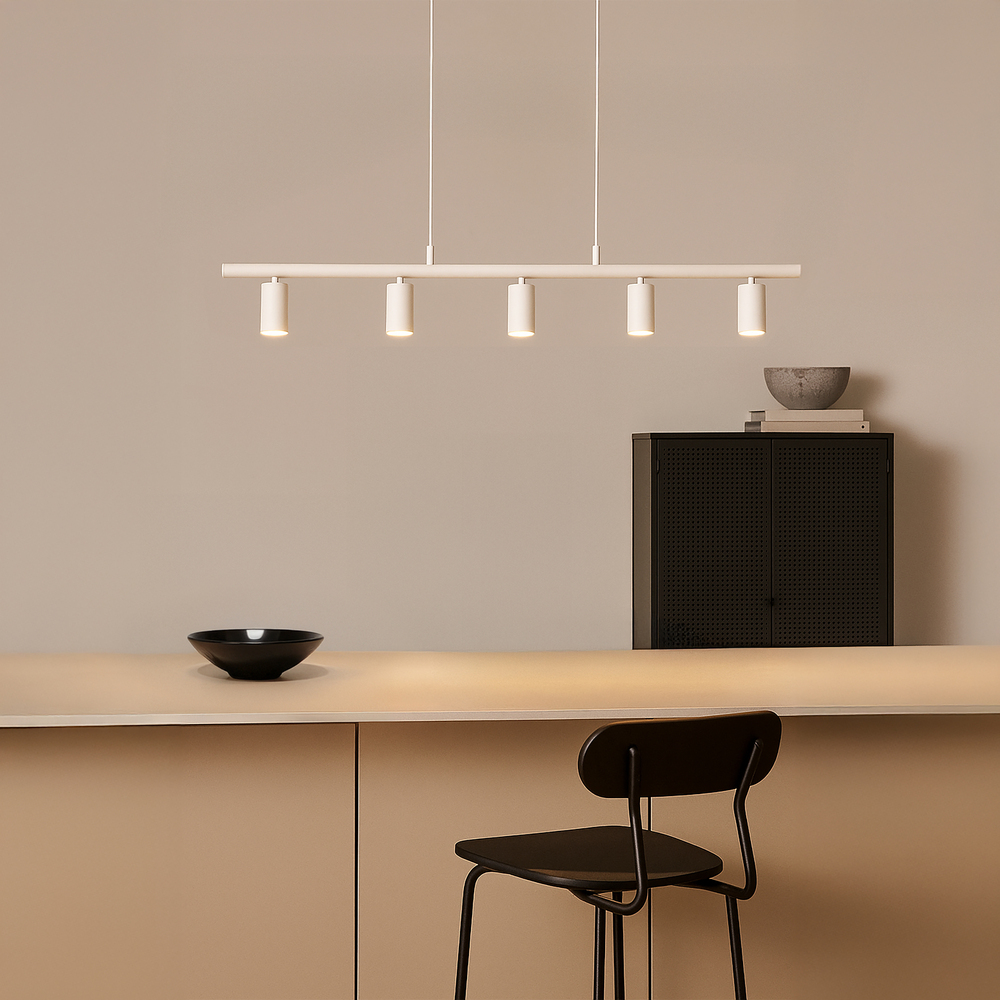 Lucy 115cm Mat wit hanglamp Van Belid - Lucy is een moderne lineaire hanglamp met 5 spots, speciaal ontworpen om boven een aanrecht te plaatsen.