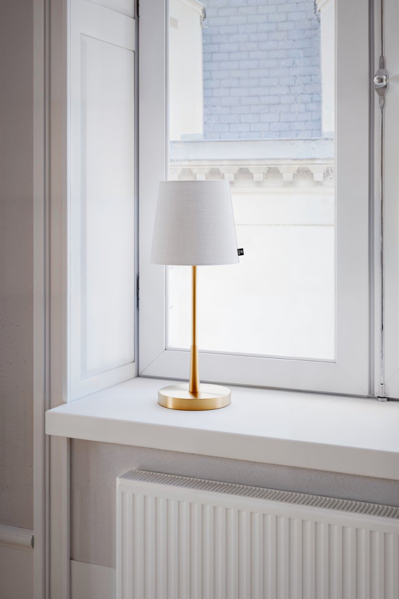 Lumi 48cm Goud tafellamp Van By Rydéns - Lumi is een moderne tafellamp met een tijdloos design.