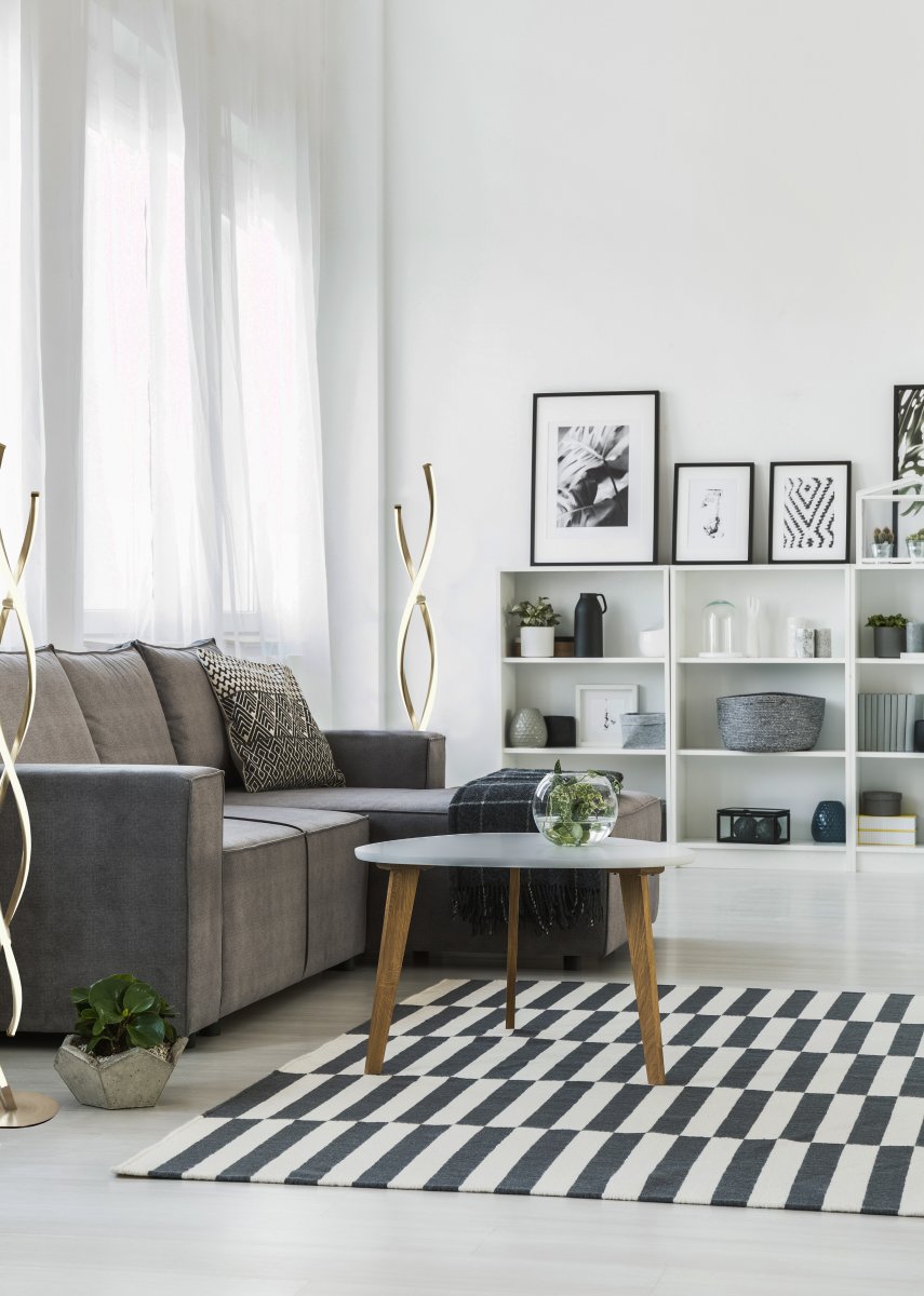 Swirl Staal vloerlamp Van Aneta Lighting - De gedraaide vorm cre&euml;ert leven en zorgt voor een mooie lichtspreiding in de kamer, wat wordt benadrukt door de ingebouwde LED-verlichting.