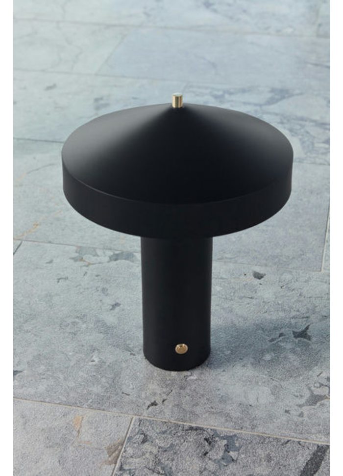 Hatto 40cm Zwart tafellamp Van OYOY - De lamp maakt deel uit van de populaire Hatto-serie en is verkrijgbaar in diverse moderne kleuren.