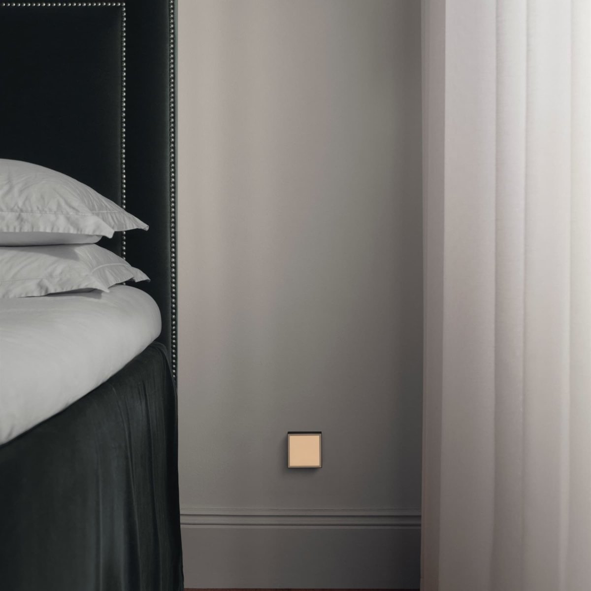 LAMP 1 - EU Zwart Van Avolt - Deze handige kleine lamp kan direct in het stopcontact (230V) worden gestoken en is perfect als nachtlampje of sfeerverlichting in de hal, slaapkamer of andere ruimtes waar u een zacht licht wilt.