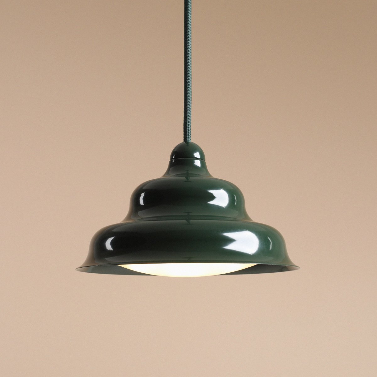 Wave Ø17 Donkergroen hanglamp Van Artera - Wave is een moderne hanglamp met een retrodesign, waardoor het een veelzijdige lamp is die in elk huis past.