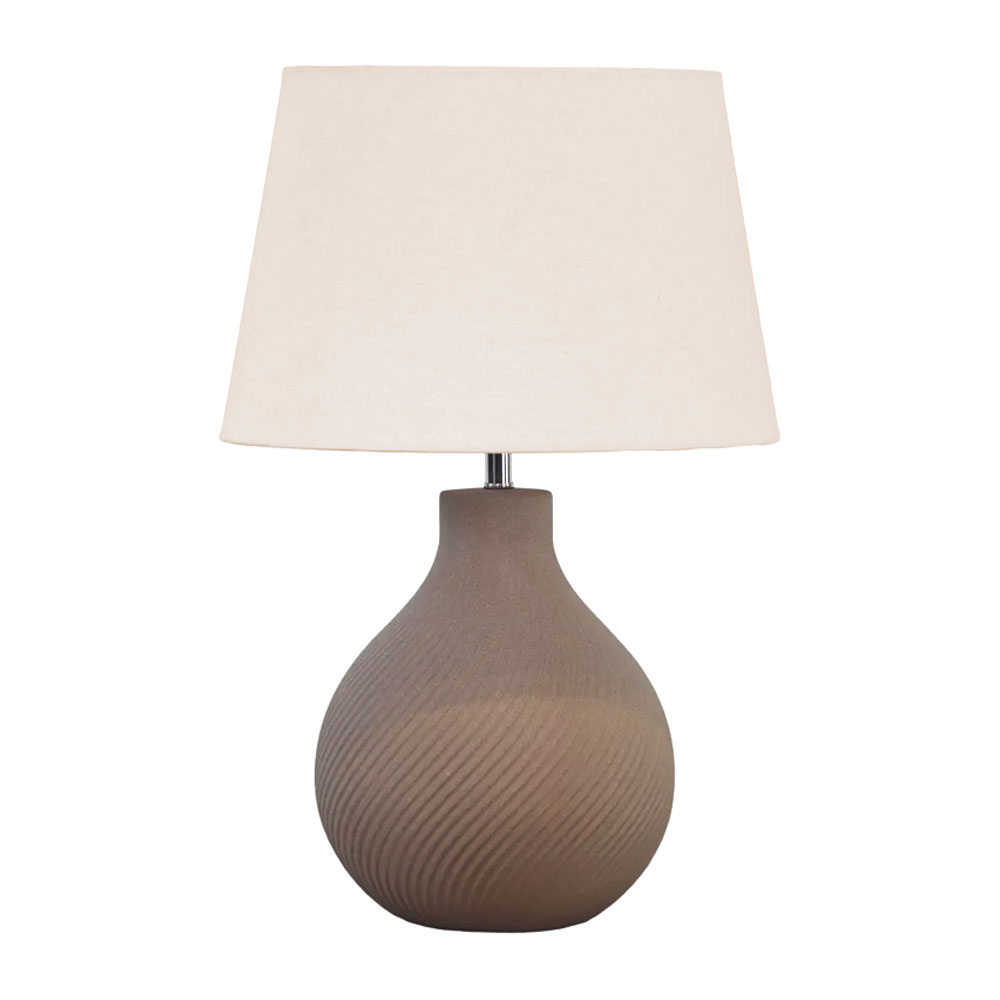 Manchester 50cm Bruin tafellamp Van Nordic Lighting - De warme kleurstelling en het stijlvolle design maken de lamp een tijdloos element in het interieur, perfect voor het cre&euml;ren van een harmonieuze en uitnodigende sfeer in huis.