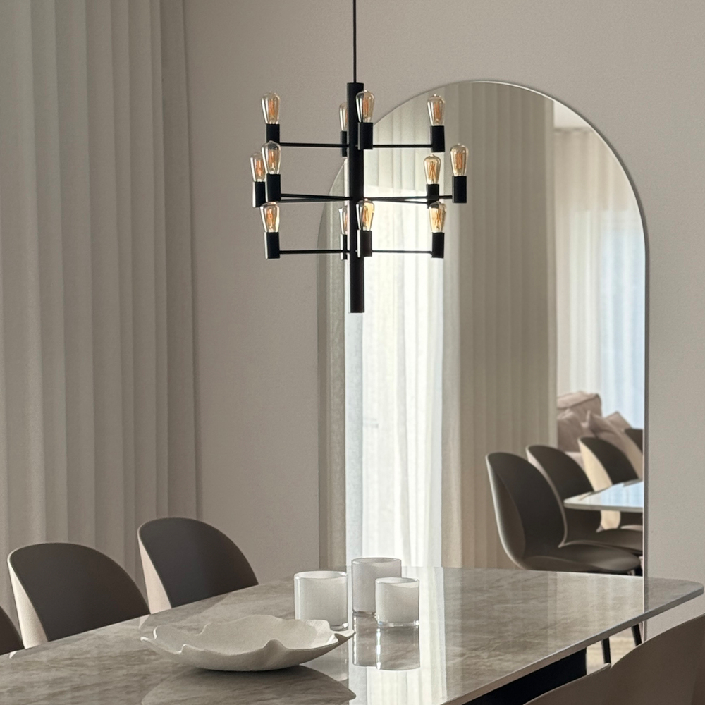 Manola 12 Ø60 Zwart hanglamp Van Herstal - Manola is een tijdloze kroonluchter met twaalf armen die een indrukwekkende uitstraling aan de ruimte geeft.