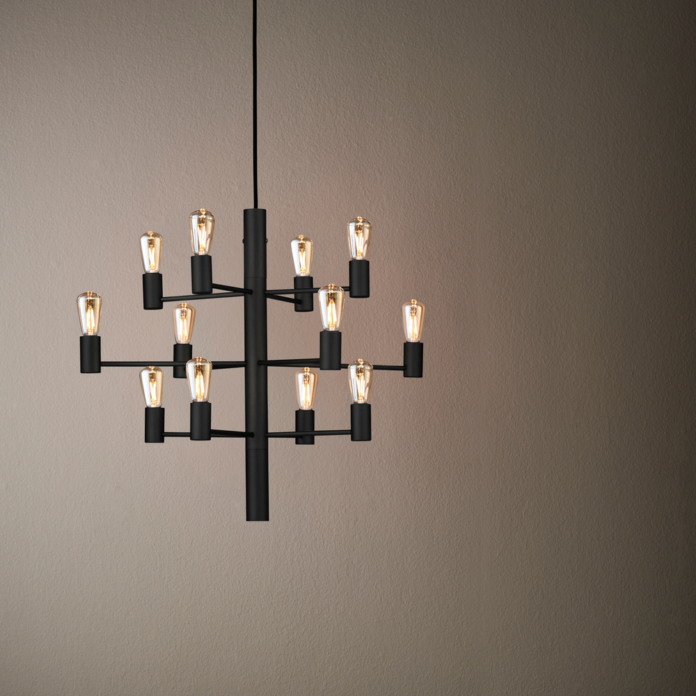 Manola 12 Ø60 Zwart hanglamp Van Herstal - Manola is een tijdloze kroonluchter met twaalf armen die een indrukwekkende uitstraling aan de ruimte geeft.