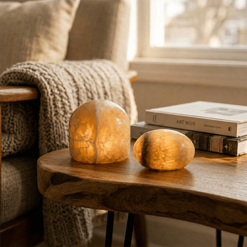 Marble 9cm Beige Van Unison - De tafellamp werkt op 2 AA-batterijen en heeft een timerfunctie met een brandduur van 6 uur en een uitschakelduur van 18 uur.