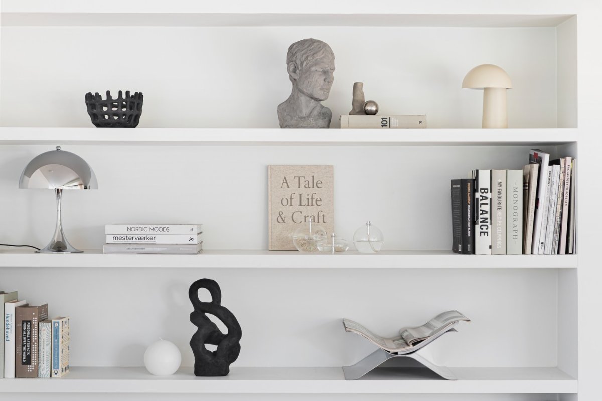 Oljelampa Aura Mellan Helder glas Van Mette Ditmer - Wanneer de lamp laag brandt, verspreidt hij een zacht, warm licht dat een rustige en gezellige sfeer cre&euml;ert.