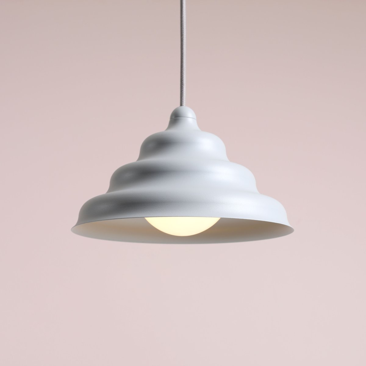 Wave Ø23 Blauw hanglamp Van Artera - Wave is een moderne hanglamp met een retrodesign, waardoor het een veelzijdige lamp is die in elk huis past.