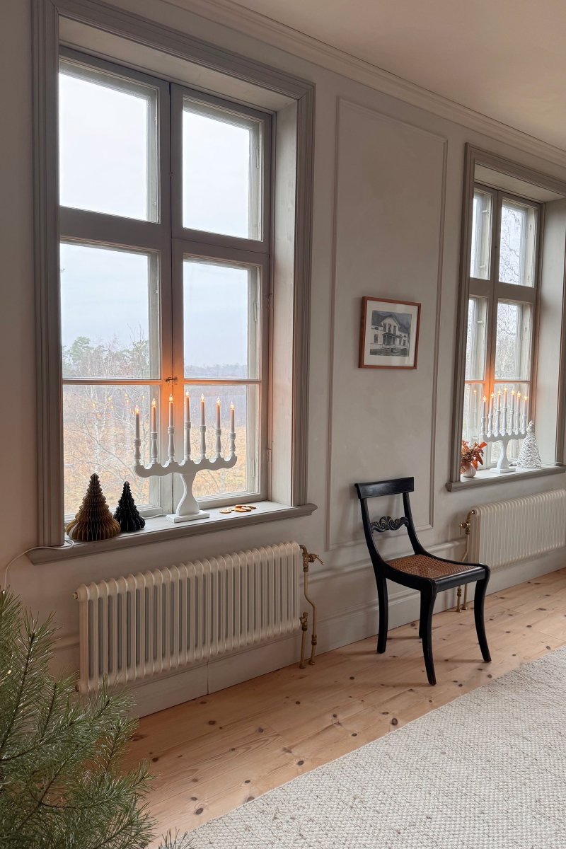 Svaneholm Wit Van Markslöjd - Kandelaar met zeven armen in de kleur wit, past in elk huis.