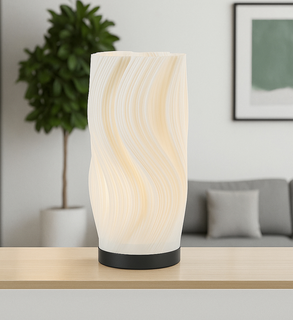 Caisa 30cm Wit tafellamp Van Pixie Design - De lamp heeft een prachtige plastic kap met een golvende structuur die het licht zacht verspreidt en een warme sfeer in de kamer creëert.