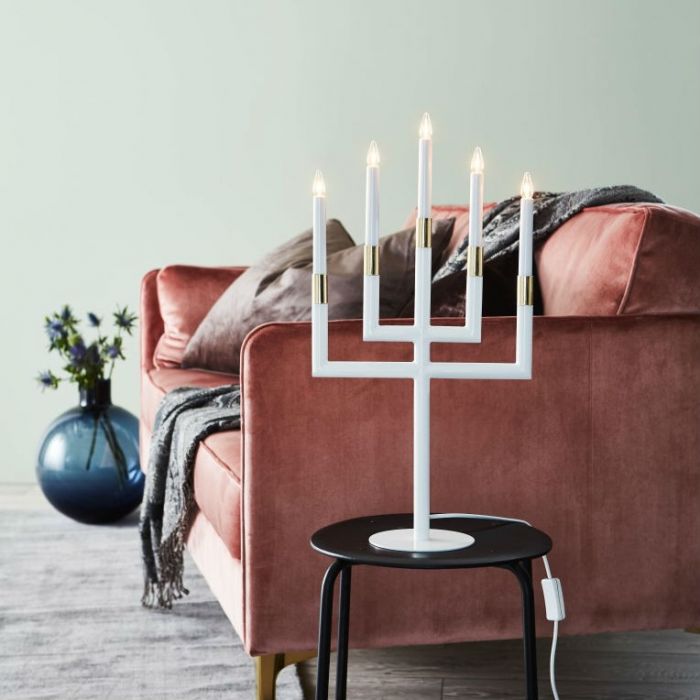 Karsten Wit Van Markslöjd - Deze elegante, witte metalen adventskaarsenhouder, versierd met prachtige gouden details, is een stijlvolle toevoeging aan uw huis tijdens Kerstmis.