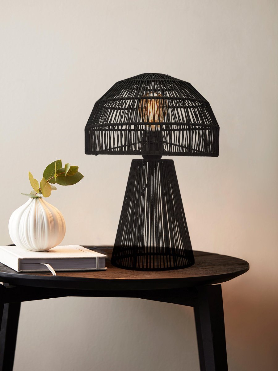 Porcini 37cm Zwart tafellamp Van PR Home - De Porcini tafellamp is een handgemaakte lamp, gemaakt van een metalen frame dat met de hand is omwikkeld met glanzend garen, waardoor het licht door de draden fijn wordt gefilterd.