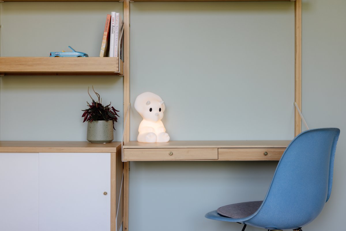 Mira First Light Wit kinderlamp Van Mr Maria - Mira maakt deel uit van de dinosaurussenserie van meneer Maria, samen met Nova, een Brachiosaurus, en Rena, een vriendelijke Tyrannosaurus Rex, en zal een perfect gezelschap zijn in de kinderkamer.