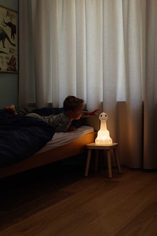 Nova First Light Wit kinderlamp Van Mr Maria - Nova is een unieke combinatie van stijl en veiligheid en maakt deel uit van de dinosaurussencollectie van meneer Maria, waartoe ook de Tyrannosaurus Rex en Triceratops behoren.
